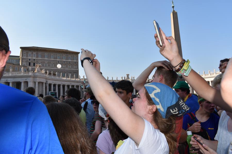 Met de smartphone een glimp trachten op de vangen van de paus  