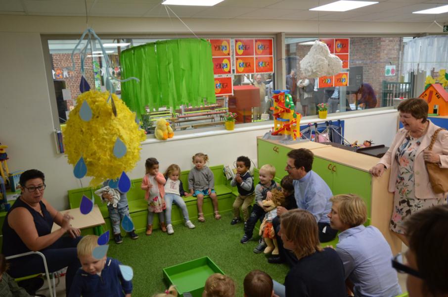 Bisschop Lode maakt deel uit van het kringgesprek bij de peuters. 