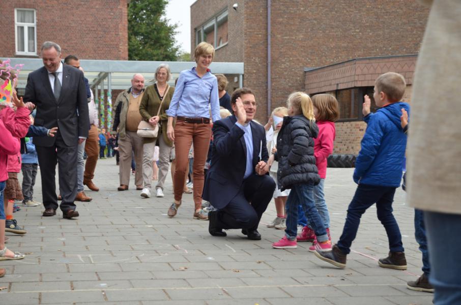 Er werd een erehaag gevormd door alle kleuters van VBS De Ranke. 