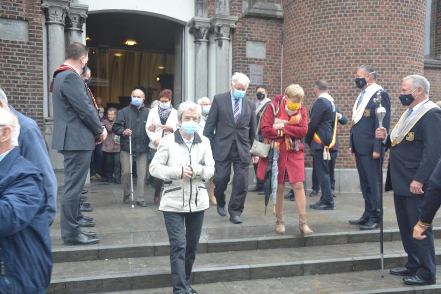 De leden van de Orde van de Ezel vormen een erehaag voor de meevierders bij het verlaten van de kerk © Karen Devroe