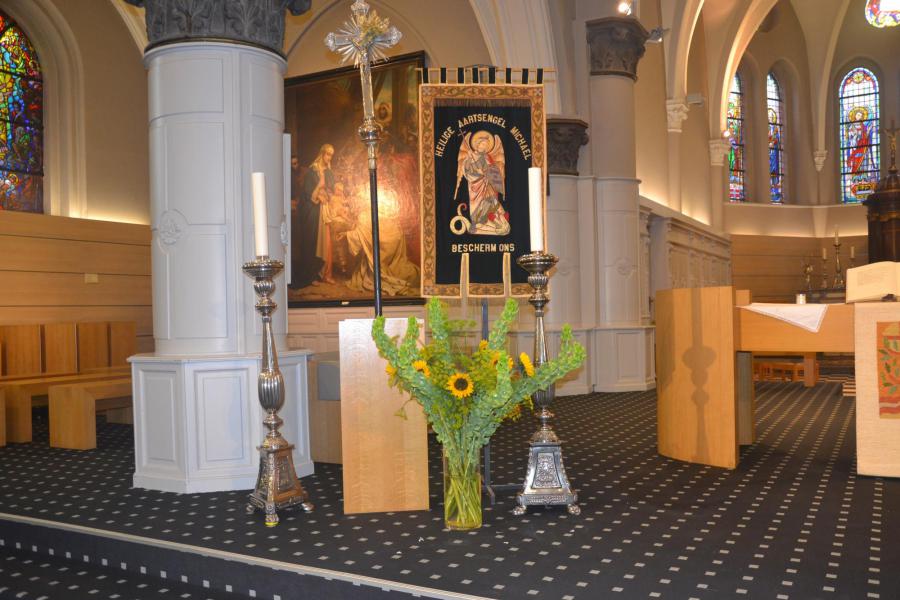 Het processievaandel krijgt een bijzondere plaats © Karen Devroe