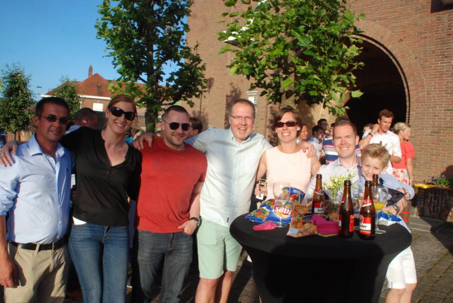 Nadien was er receptie onder een stralende hemel. 