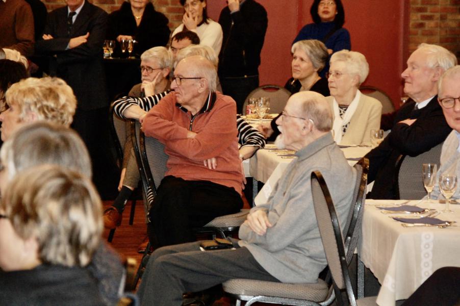 aandachtige luisteraars: erpastoor Hugo Verhulst, Andé en Nini Steurs-Vetters, Nicole Dupon-Bohner, Machteld Vanhulle ... © Hugo Zwysen