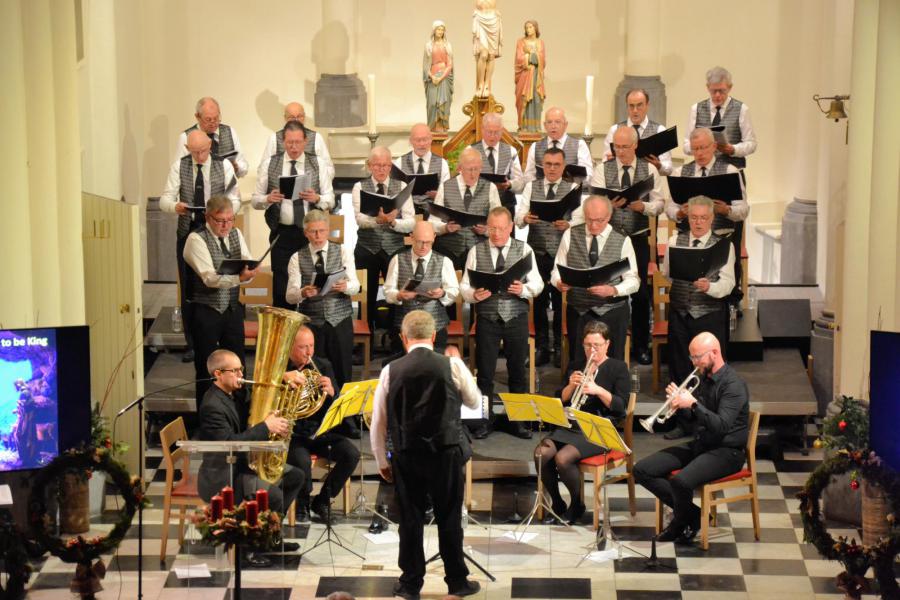 Het Koninklijke Sint-Ceciliakoor met het kopenkwintet o.l.v. Geert Devriendt © Hans van Hove