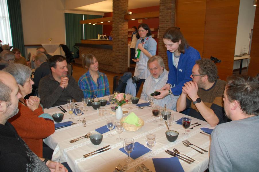 bediening aan de tafels © Mia Verbanck