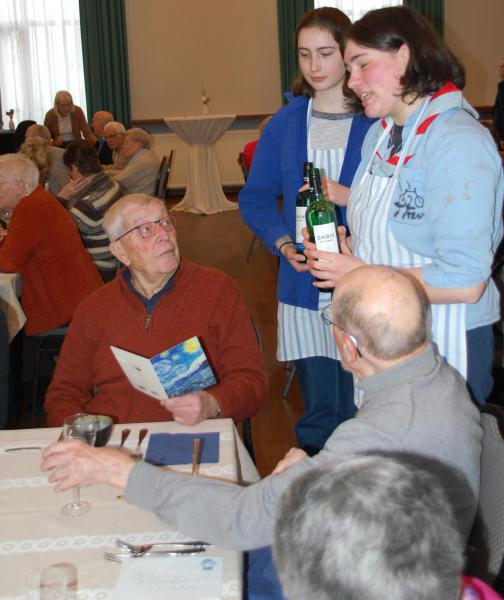 bediening van drank aan de tafels © Mia Verbanck