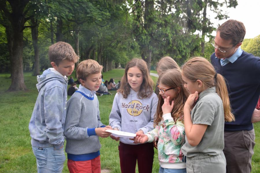 het ritueel met de papiertjes © Emmanuelle Janssens