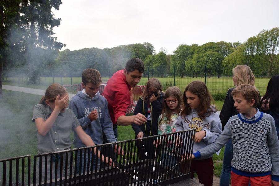 Marshmellows op de barbecue zorgden eveneens voor een feestelijke sfeer © Emmanuelle Janssens