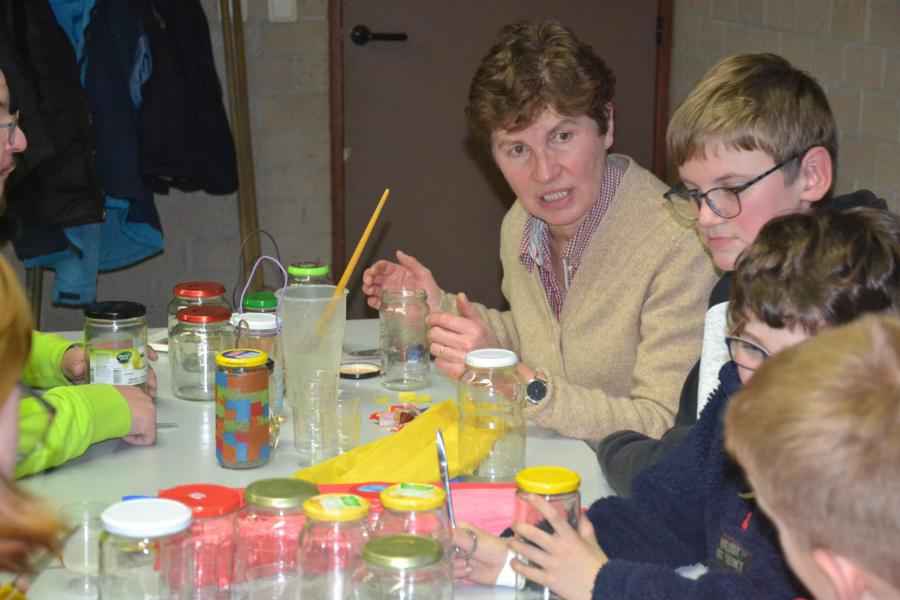 Lantaarns knutselen voor de kerststallentocht © Karen Devroe