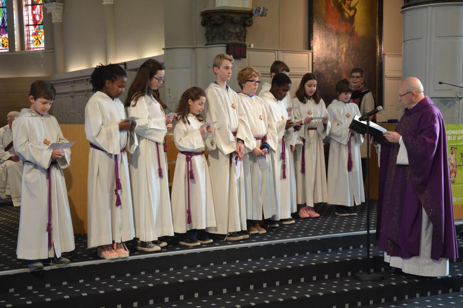 Acolieten in de Sint-Michielskerk vernieuwen hun engagement © Hans van Hove