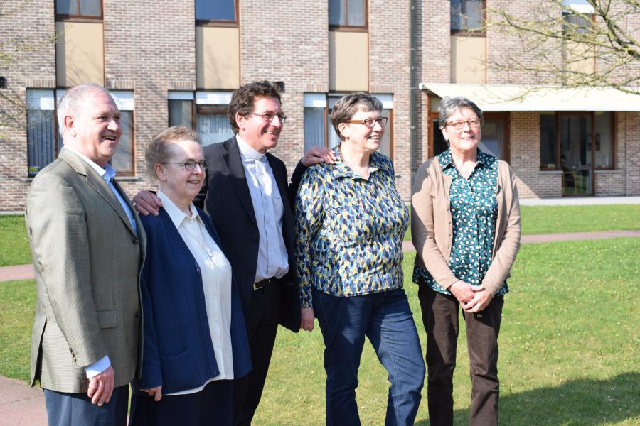 vlnr: deken Renaat Desmedt, zr. Cecile Hessel, bisschop Lode Aerts, zr. Gerda Callens (directeur), Josiane Lowie (voorzitter) 