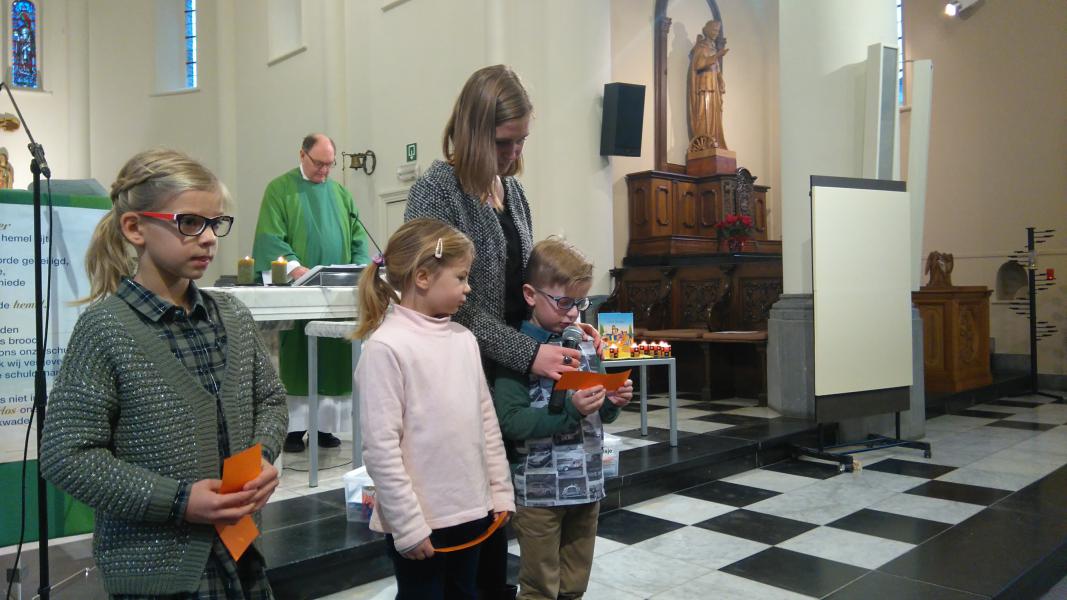 De kinderen nemen actief deel aan de viering © Mieke Dupont