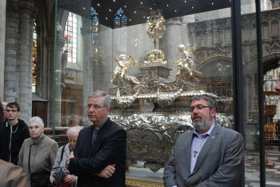 Bisschop Johan Bonny en vicaris Wim Selderslaghs voor Sint-Gummaruskas