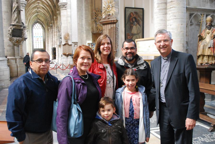 Bisschop Johan Bonny met enkele bezoekers uit Costa Rica