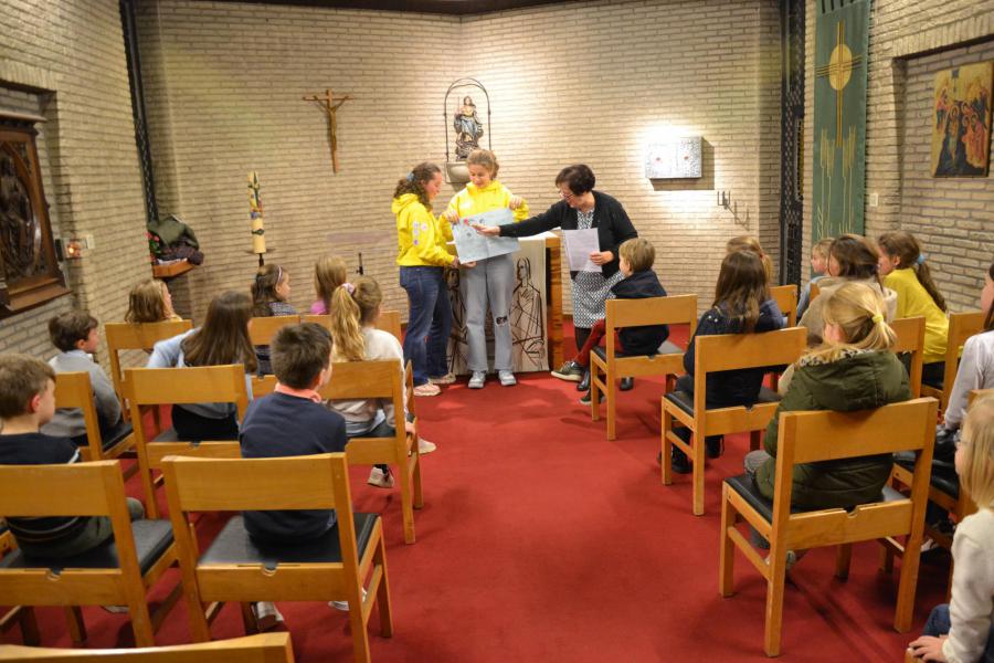 Plussers helpen mee bij de Jezusclub © Karen Devroe