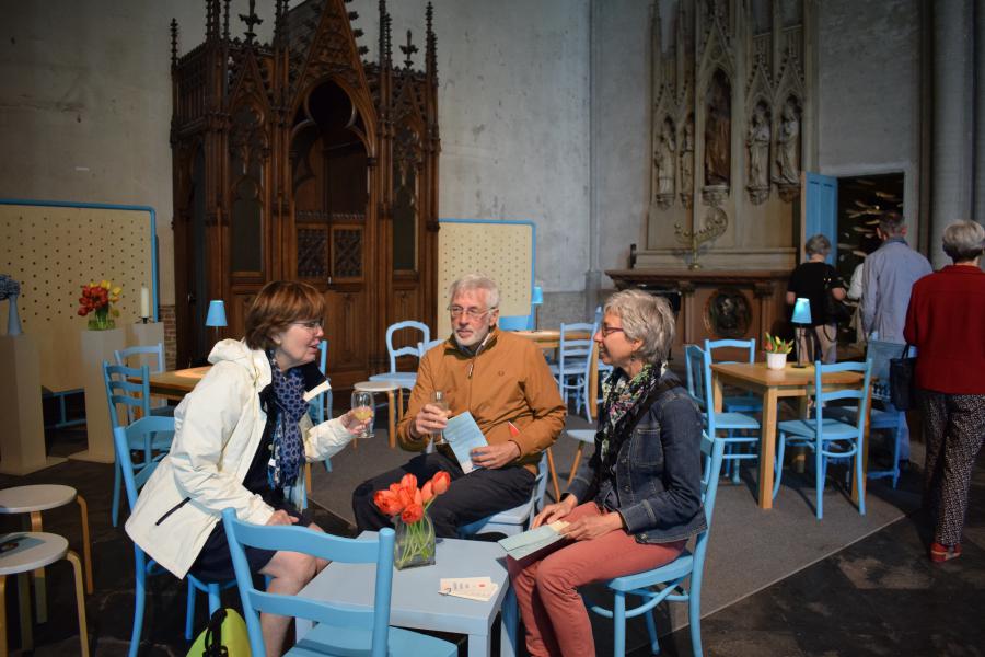 AGORA maakt van de kerk een eigentijdse ontmoetingsruimte met kunst, verhalen, film en ... koffie 