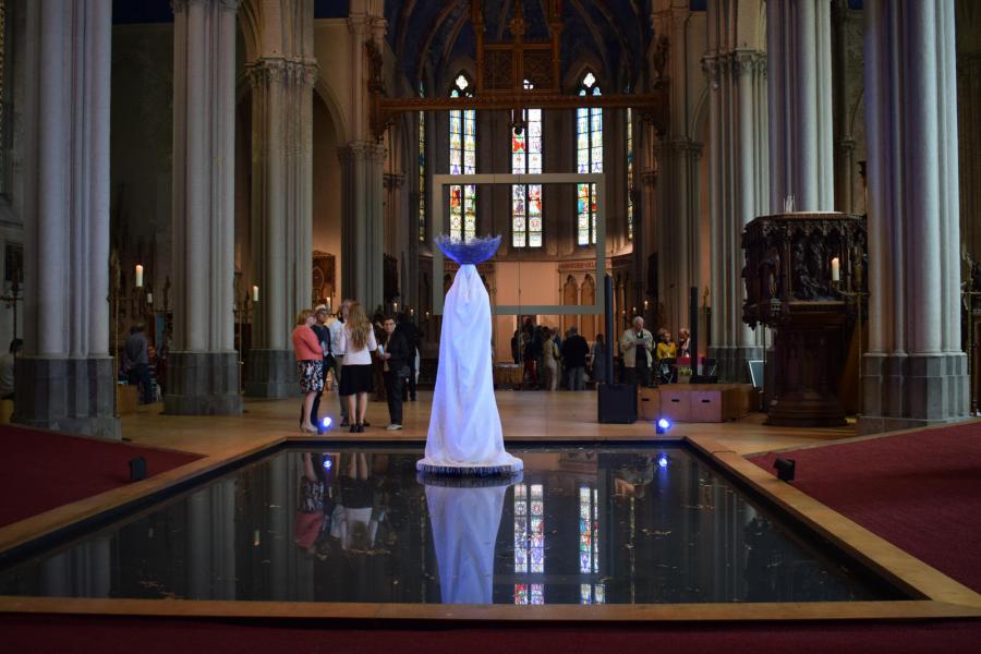 Agora, Het kerkgebouw als feminien weefsel van zingeving 