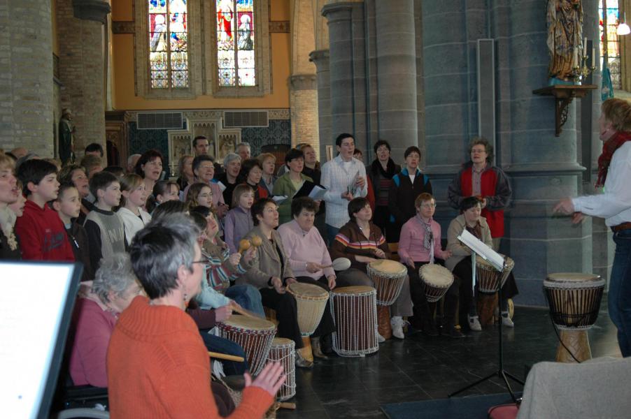 Week 3/06: Welk muziekinstrument zie je hier meerdere malen. Djembee © Federatie Krekedal Kortemark