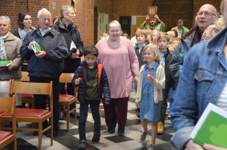 Op de eerste gemeenschapsviering van het nieuwe jaar waren al twee sterretjes aanwezig. © Luc Faems