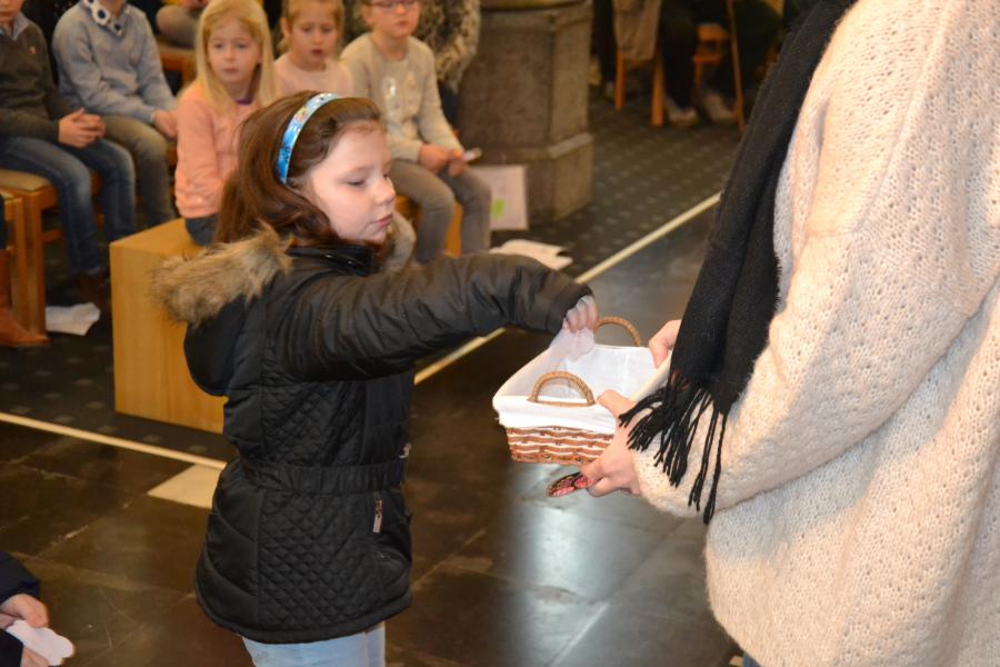 De voetjes worden aangebracht © Karen Devroe