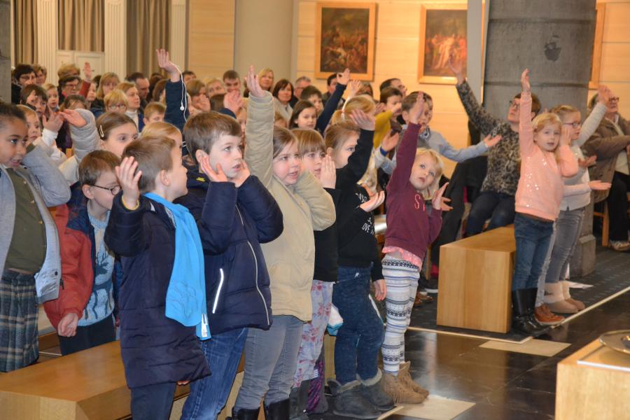 Het Onzevader opzeggen met gebaren © Karen Devroe