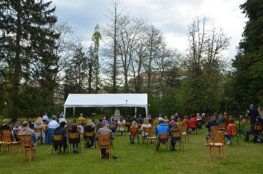Eerste openluchtviering in de tuin van de pastorie in Stokkel. © Florence