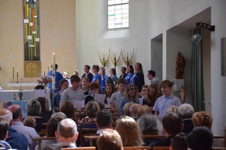 J'Ansoldo luisterde samen met de kinderen de viering op. 