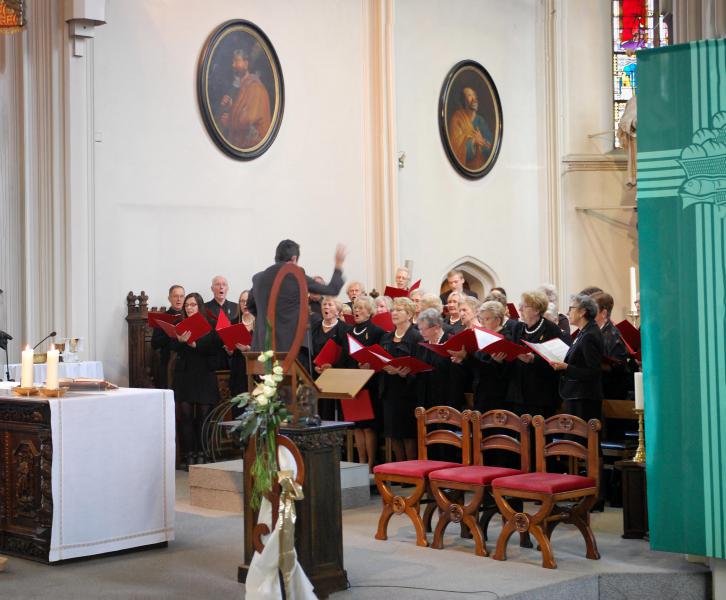 Zingen onder leiding van onze nieuwe dirigent Luca Van Wayenberghe © jvdw