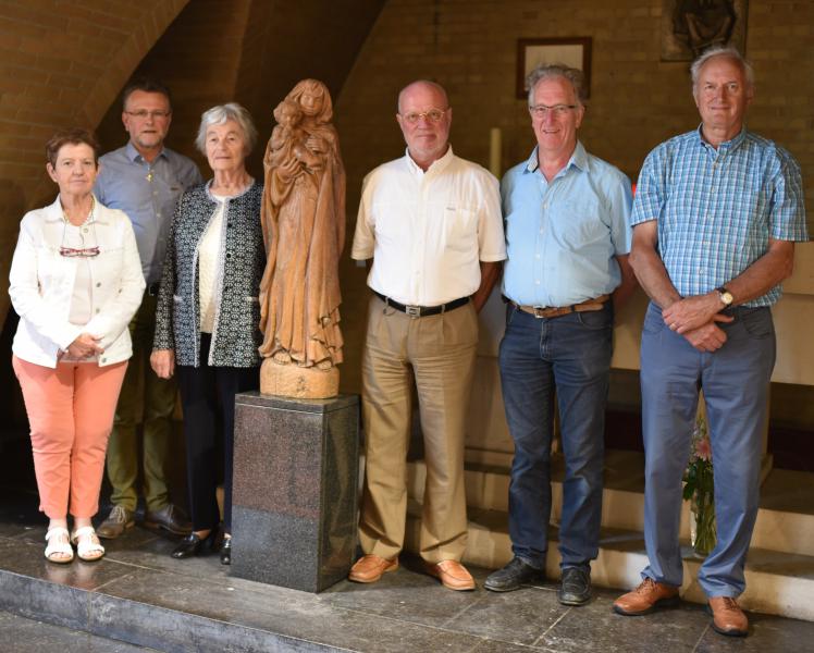 leden van de kerkfabriek samen met de schenkster 