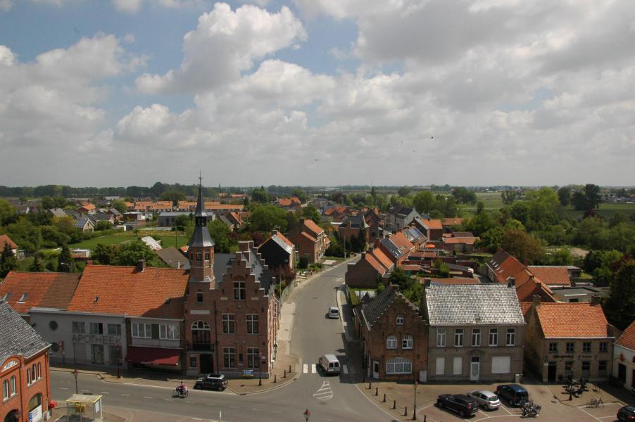 Week:22/04 : Geef de naam van de kerk waar de klokken dit uitzicht op de omgeving hebben. St.Hadrianuskerk te Handzame 