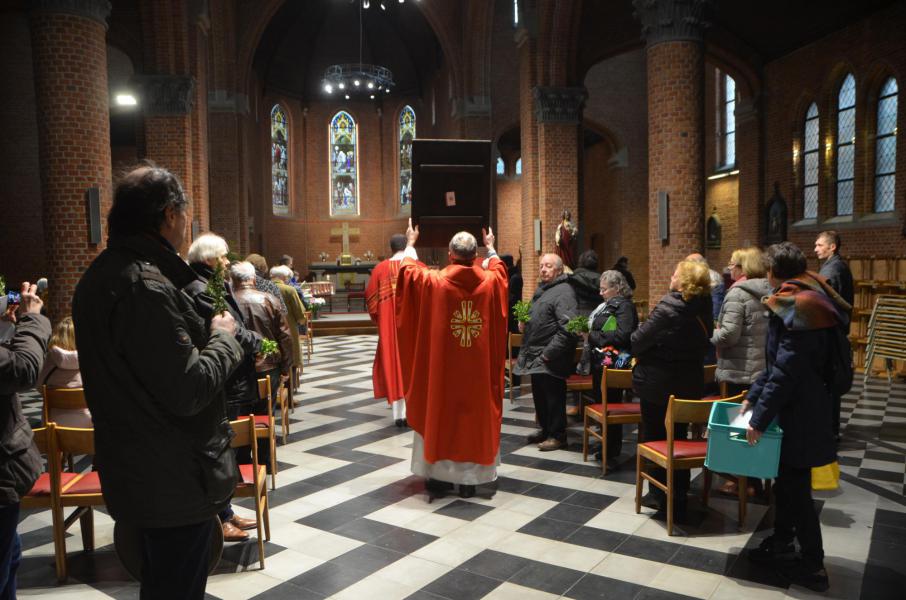 Langs een erehaag wordt de Christusicoon binnen gedragen © Dirk Adams