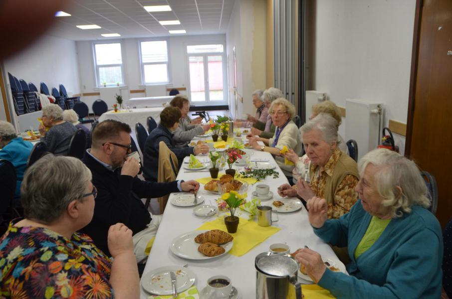 Na de viering zorgden de ziekenbezoekers nog voor een lekkere koffietafel en was er tijd voor een gezellige babbel. © Dirk Adams