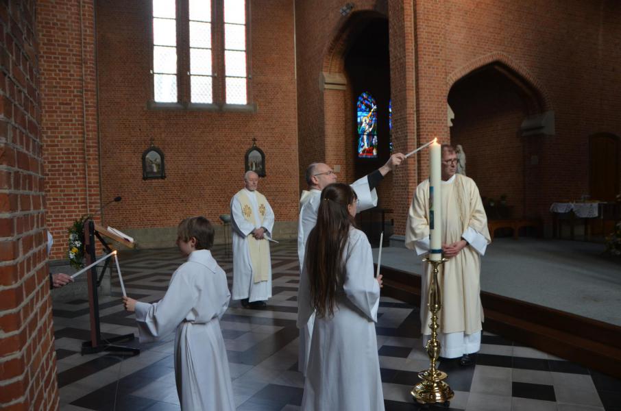 Het licht wordt doorgegeven aan de ganse gemeenschap waarna de Paasjubelzang wordt gezongen © Dirk Adams