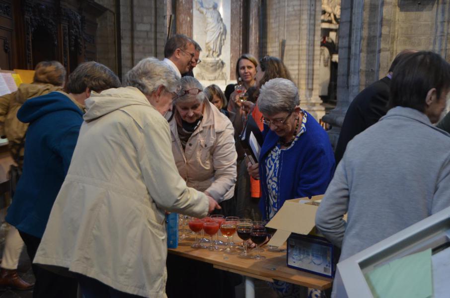 De viering werd afgesloten met een ontmoetingsmoment en het glas van de vriendschap © Dirk Adams