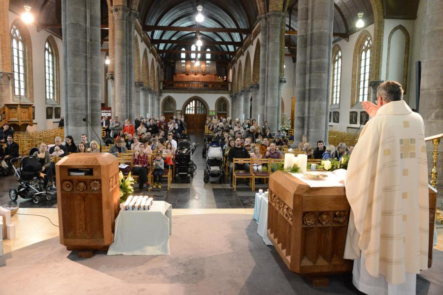Week 10/06: Wat was het centrale thema van deze viering in het voorjaar. Lichtmis, mis voor de jonge kinderen geboren tussen 2/2019 en 2/2020. © Federatie Krekedal Kortemark