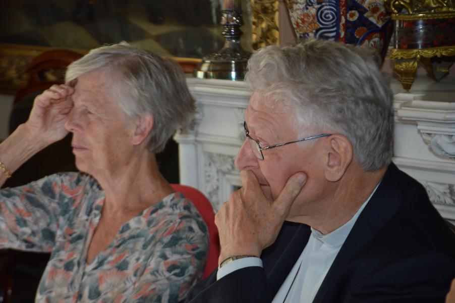 Bisschop Van Looy met zijn zus © Bisdom Gent, foto Karel Van de Voorde