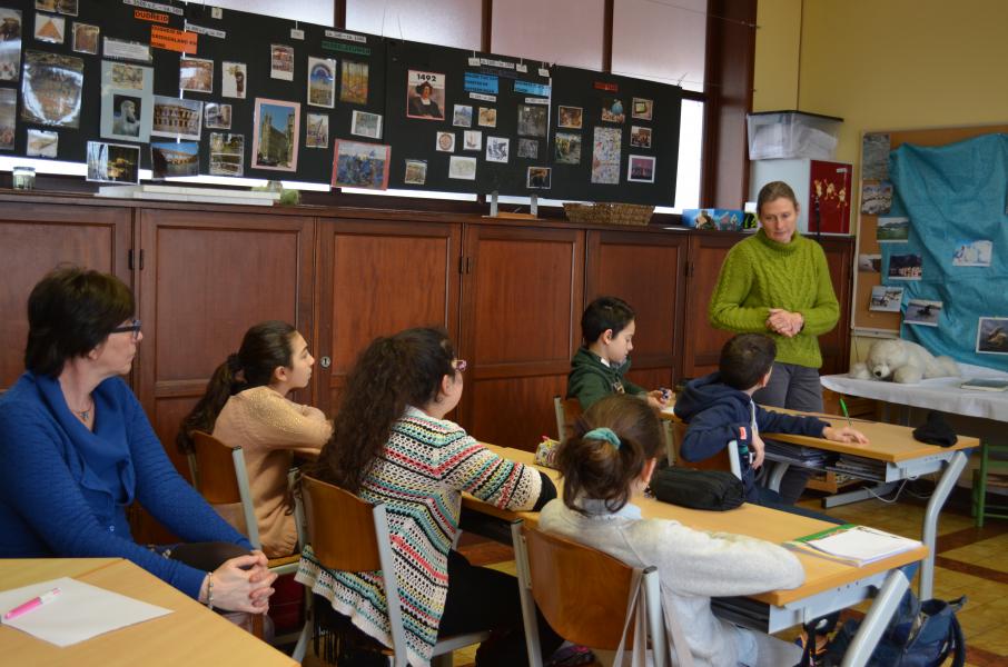 Juf An zorgende in de Kameleonschool voor de vertaling