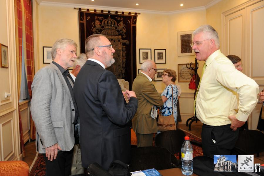 OCJB-voorzitter Harry Sinnaghel in gesprek met Danny Rouges (links) en Steven Fuite (rechts) © Arturo Volponi