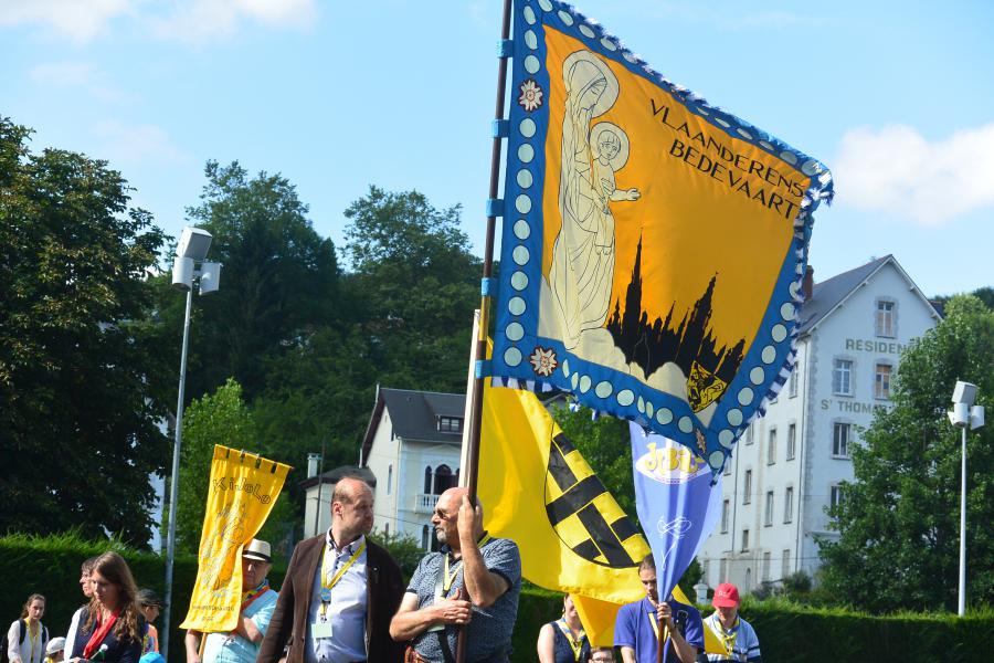 processie met de vlaggen 