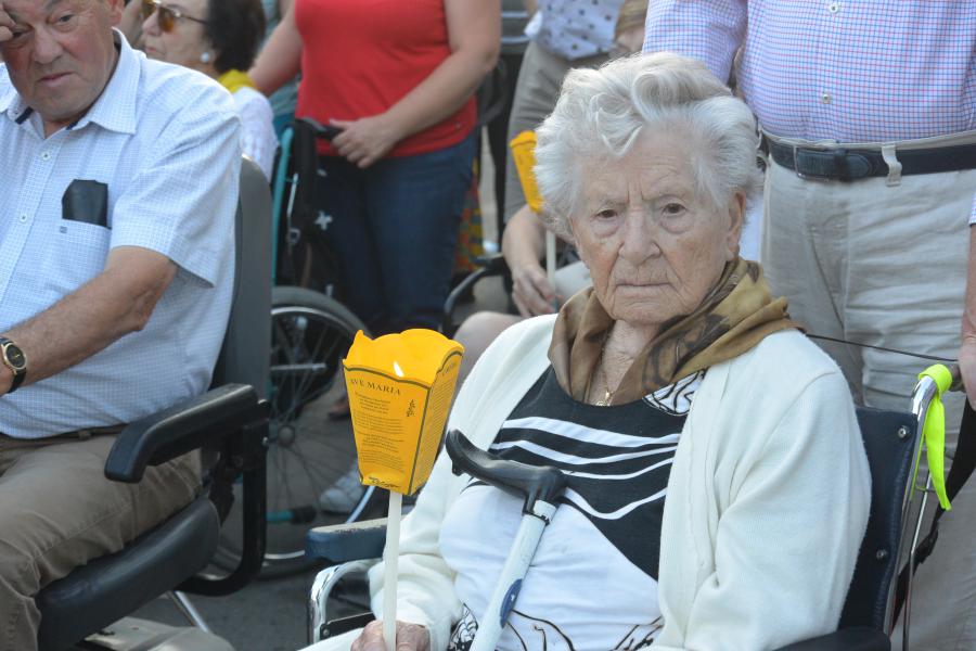 Oudste deelneemster van de groep aan de kaarsjesprocessie: 104 jaar 