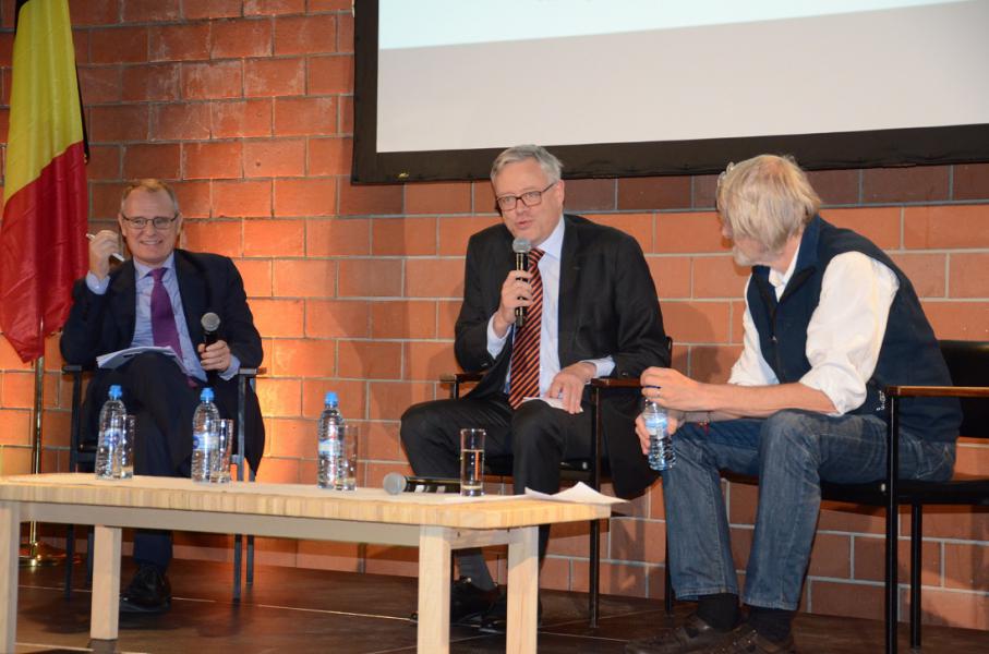 Van links naar rechts: Diego Canga Fano (Europees functionaris), Alain Deneef, Philippe van Parijs (Filosoof en economist, emeritus professor aan de UCLouvain)  © (c) Hellen Mardaga