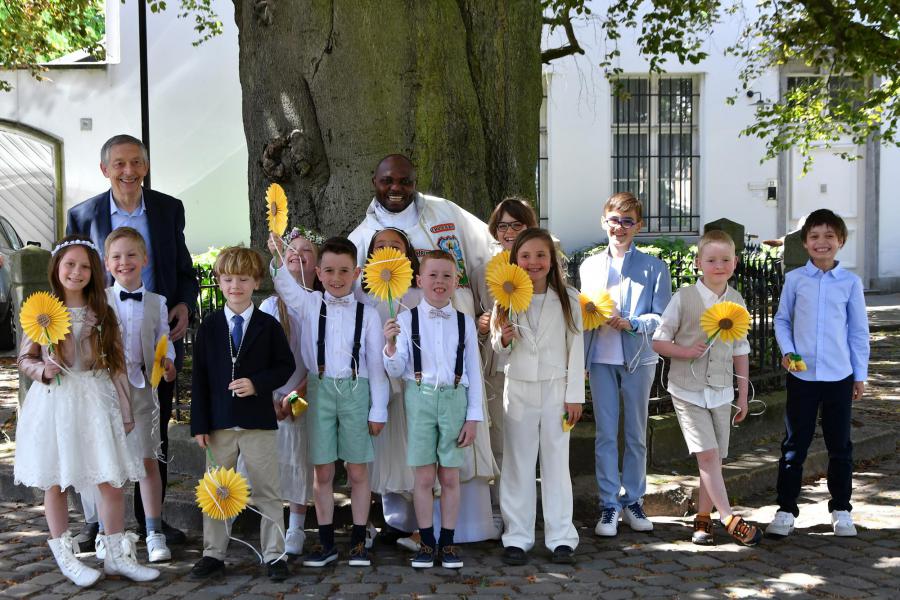 12 kinderen deden hun eerste communie op 11 mei om 12.30 uur in Sint-Willirbrodus - voorganger: Serge Takamba © Van Hissenhoven