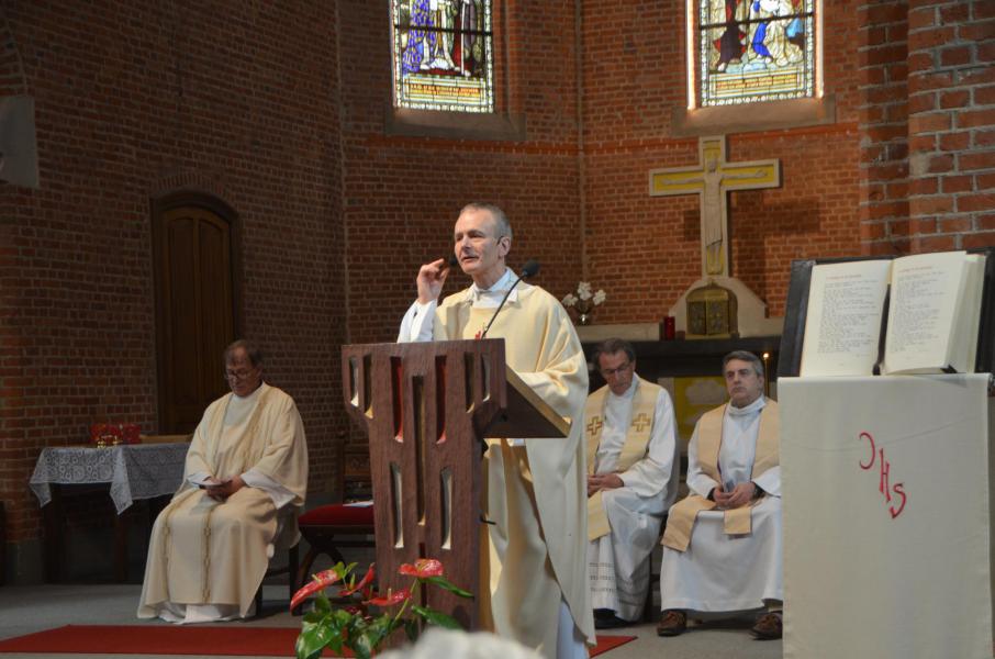 Tijdens zijn homilie riep pastor Tony ons allen op om actief te zijn in onze gemeenschap. © Dirk Adams