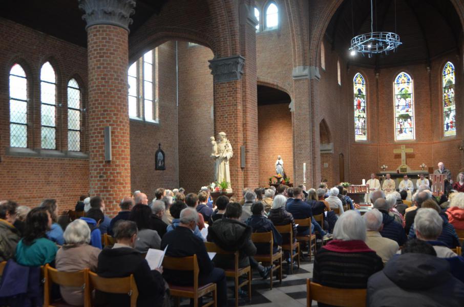 Onze gemeenschapskerk zat goed vol tijdens de feestelijke viering. © Dirk Adams