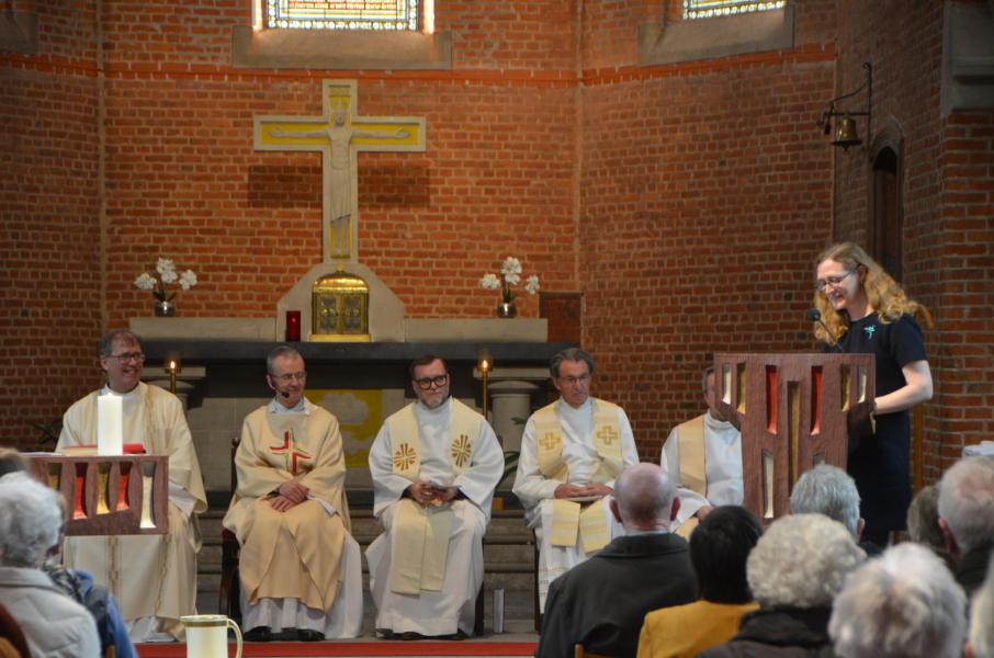 Onze organiste An Faems verliet haar "hoge post" en verraste pastor Tony en alle aanwezigen met vele mooie herinneringen uit de voorbije 25 jaar. © Dirk Adams