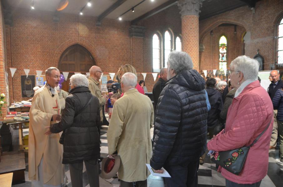 Iedereen wilde pastor Tony ook persoonlijk het allerbeste wensen. © Dirk Adams