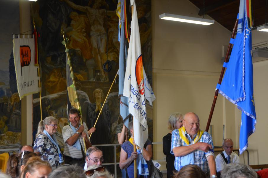 Vlaggendrager bij de Vlaamse viering is , cliënt van de Ark in Haren © Mariette Dhondt