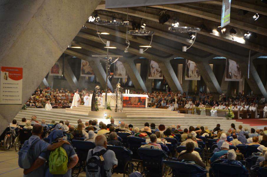 Verering van het Heilig Sacrament in de Pius X basiliek © Sabrina 