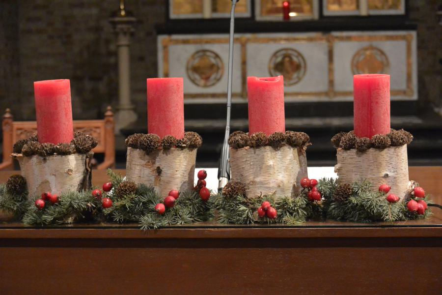 Kerst- en adventsversiering kerk Beerst 