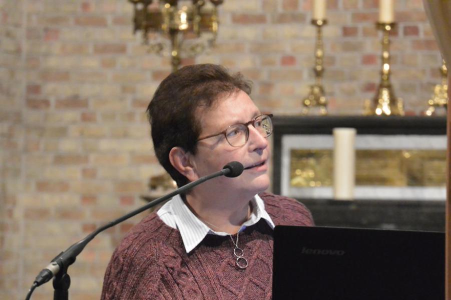 Hilda Defossez van de werkgroep verkondiging bedankt de gastspreker 